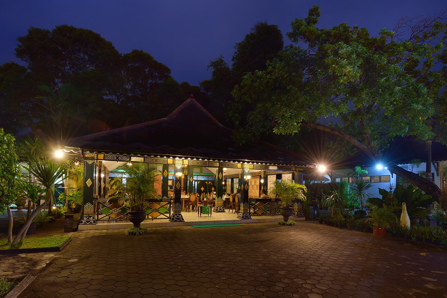 Desain rumah Joglo yang merupakan rumah khas DI Yogyakarta di Bale Raos